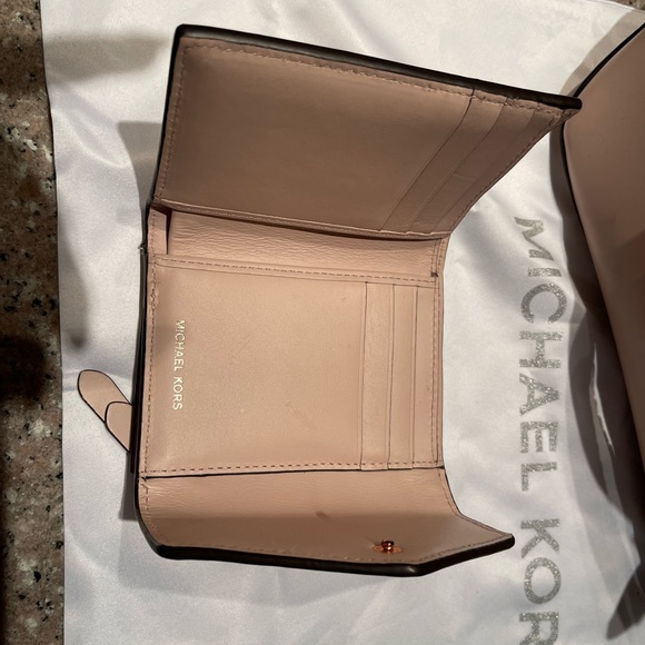 Michael Kors purse and matching wallet in pale pink - Picture 8 of 9